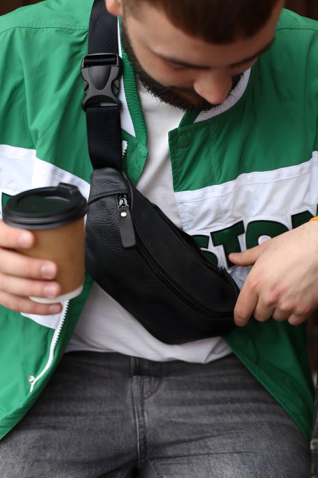 Чоловіча бананка із натуральної шкіри чорна сумка