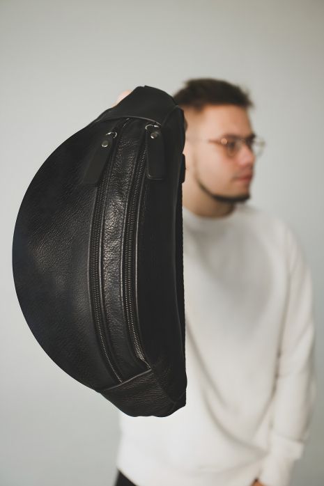 Мужская кожаная бананка черного цвета Мужская кожаная бананка черного цвета