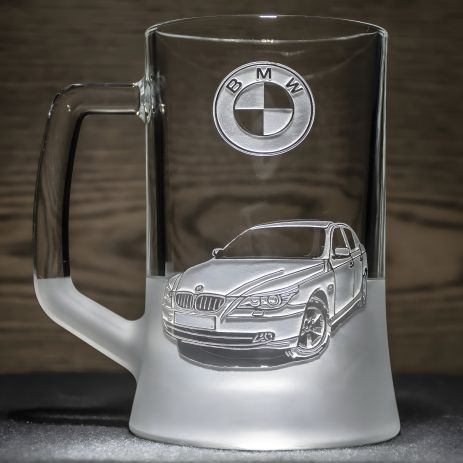 Пивний келих з гравіюванням автомобіля BMW E60 - подарунок для автомобіліста