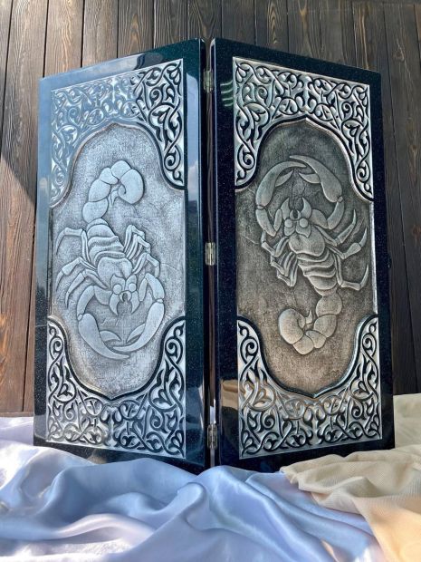 Нарды из черного камня Серебряный Скорпион 58×28×5см