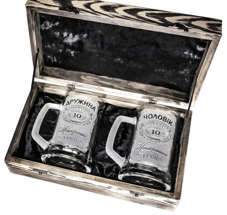 Пивні келихи з гравіюванням на річницю весілля в дерев'яній подарунковій скриньці Пивні келихи з гравіюванням на річницю весілля в дерев'яній подарунковій скриньці