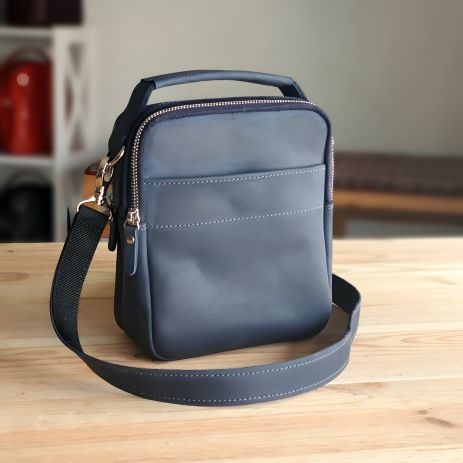 Чоловіча шкіряна сумка GS з ременем через плече і ручкою синя
