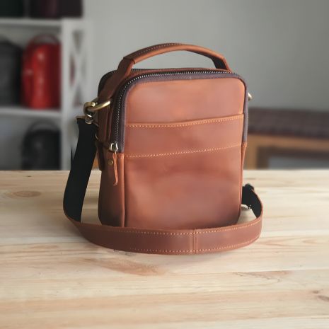 Чоловіча шкіряна сумка GS з ременем через плече і ручкою коньячна