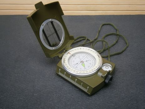 Рідинний компас Professional K-4580 у металевому чохлі