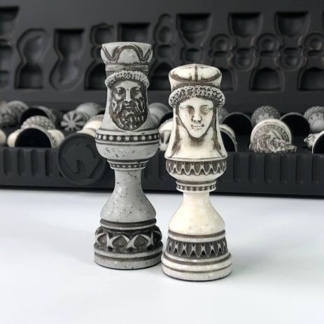 Шахматные фигуры из камня в футляре из камня Шахматные фигуры из камня в футляре из камня