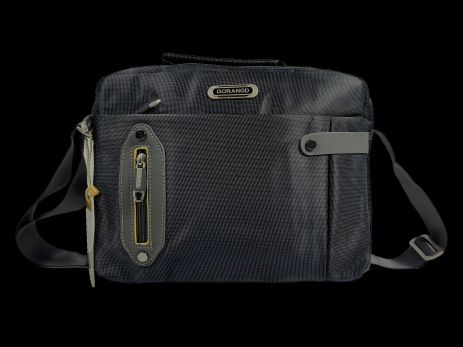 Черная текстильная сумка через плечо с четырьмя отделениями и застежкой на молнии