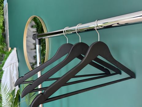 Набір з трьох дерев'яних вішалок з SoftTouch покриттям