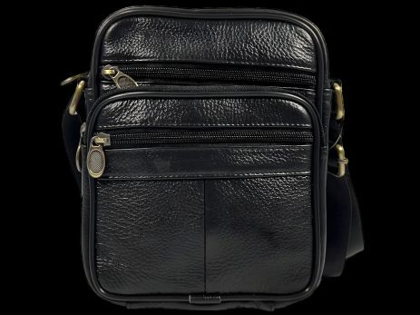 Чорна компактна сумка через плече на чотири відділення
