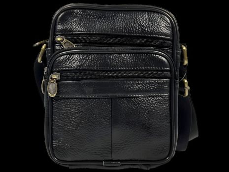 Чорна компактна сумка через плече на чотири відділення