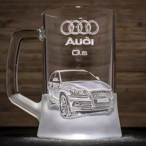 Пивной бокал с гравировкой автомобиля Audi Q5 Ауди - подарок для автолюбителя