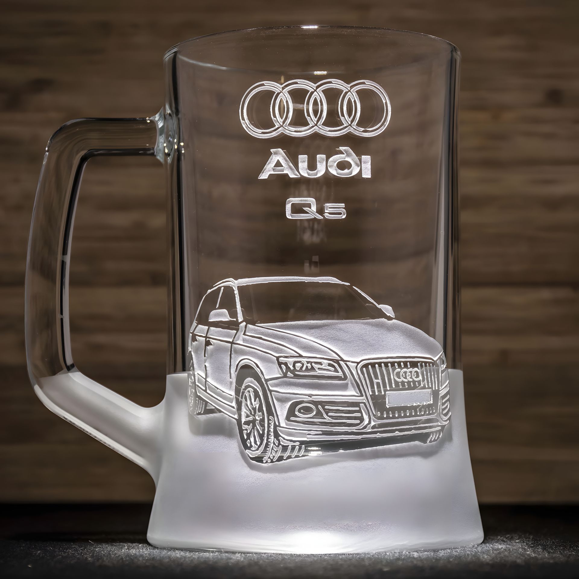 Пивной бокал с гравировкой автомобиля Audi Q5 Ауди - подарок для автолюбителя Пивной бокал с гравировкой автомобиля Audi Q5 Ауди - подарок для автолюбителя