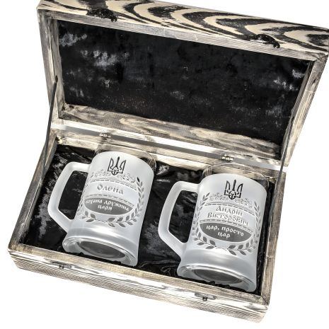 Пивные бокалы именные с гравировкой "Царь, просто царь, и Любимая жена царя" в деревянной коробке Пивные бокалы именные с гравировкой "Царь, просто царь, и Любимая жена царя" в деревянной коробке