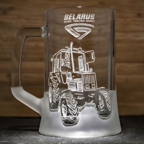 Пивной бокал с гравировкой трактора МТЗ Беларус — отличный подарок для тракториста