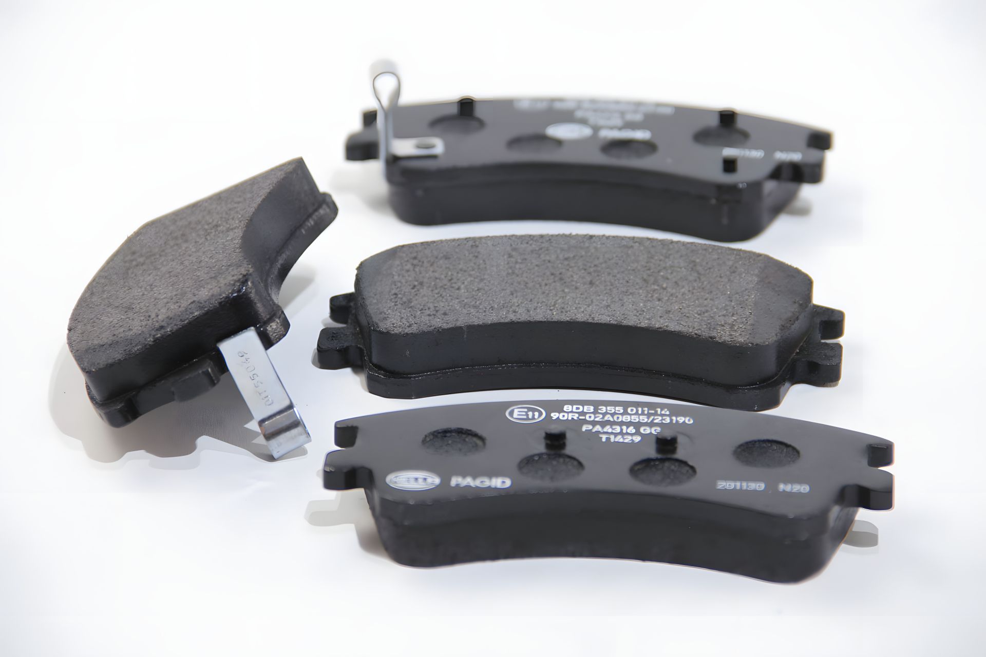 Передние тормозные колодки для Mazda 6 02-, HELLA PAGID (8DB355011141) Передние тормозные колодки для Mazda 6 02-, HELLA PAGID (8DB355011141)