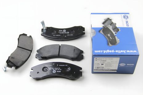 Колодки передні гальмівні Mitsubishi Challenger/L400/Lancer Evolution/Montero Sport/Outlander/Pajero, HELLA PA