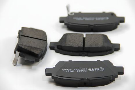 Передние тормозные колодки для Toyota Yaris/Prius 99-05 (akebono), ABS (37134) Передние тормозные колодки для Toyota Yaris/Prius 99-05 (akebono), ABS (37134)