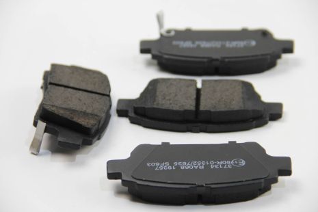 Колодки передние тормозные Toyota Yaris/Prius 99-05 (akebono), ABS (37134)