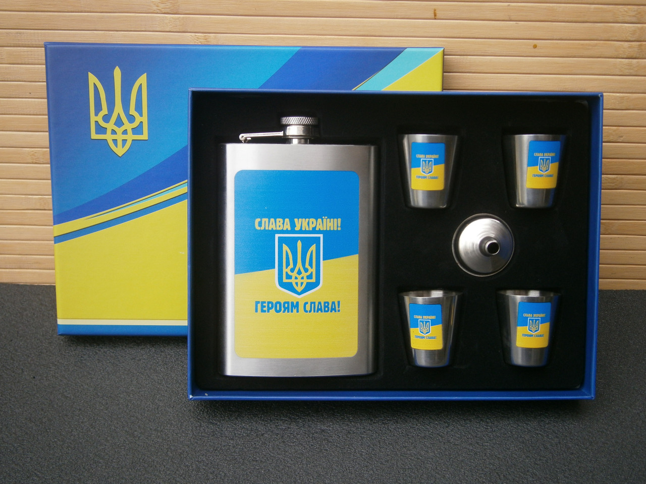 Набір подарунковий Україна фляга кишенькова з чарками та лійкою нержавіюча сталь Набір подарунковий Україна фляга кишенькова з чарками та лійкою нержавіюча сталь