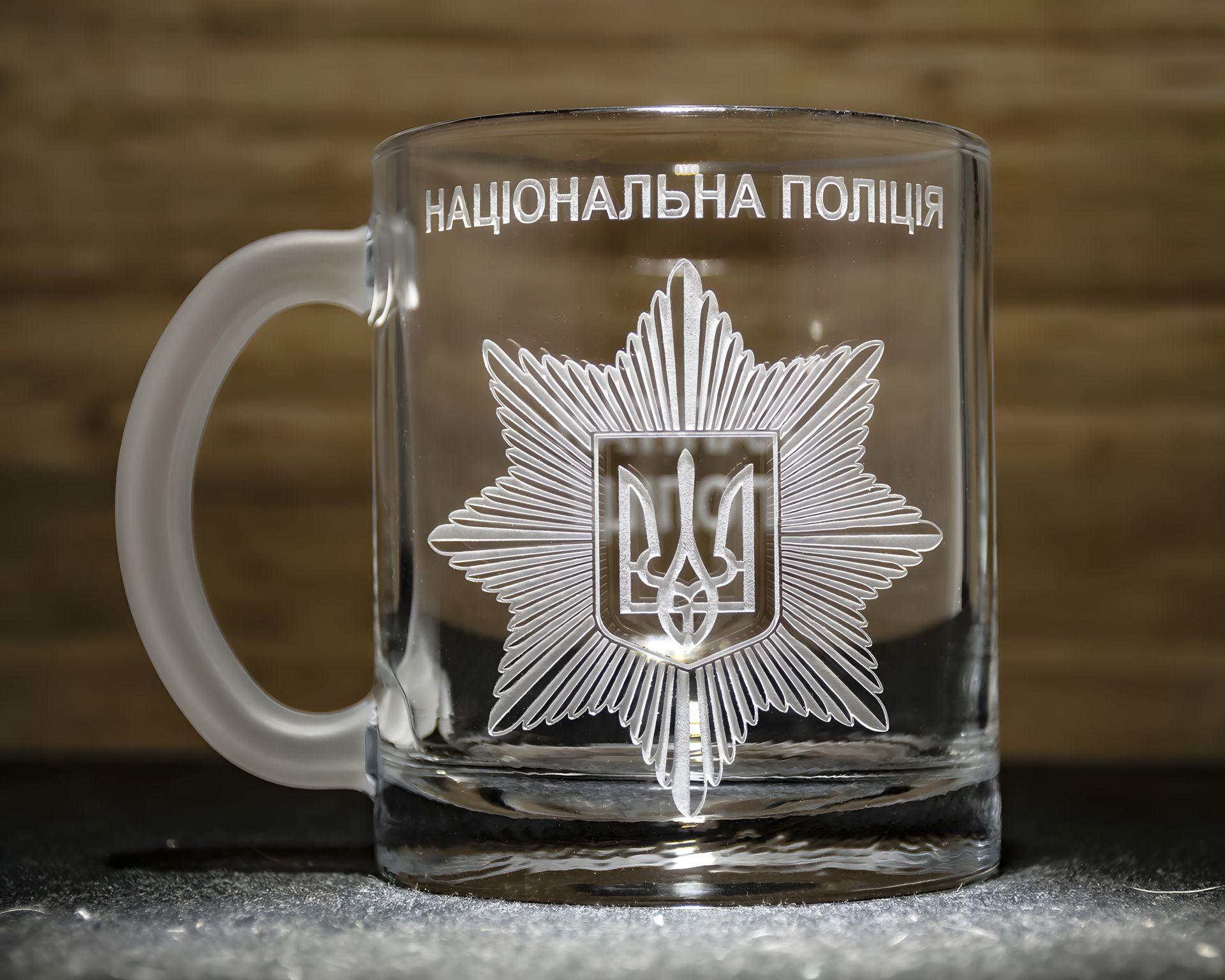 Чашка с гравировкой жетона — подарок для полицейского Чашка с гравировкой жетона — подарок для полицейского