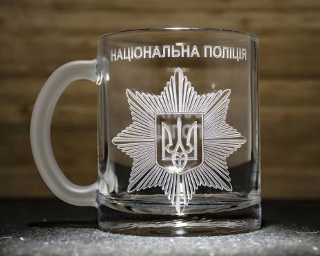 Чашка с гравировкой жетона — подарок для полицейского Чашка с гравировкой жетона — подарок для полицейского