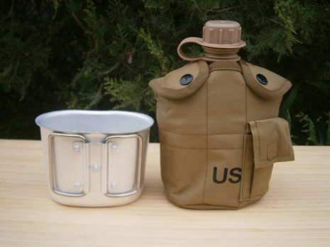 Фляга з кружкою US Вottle 1 л пластикова в чохлі Coyote