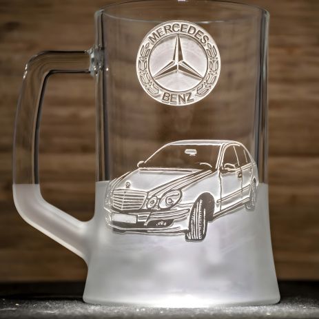Пивной бокал с гравировкой автомобиля Mercedes E-класс E211 — подарок для автолюбителя