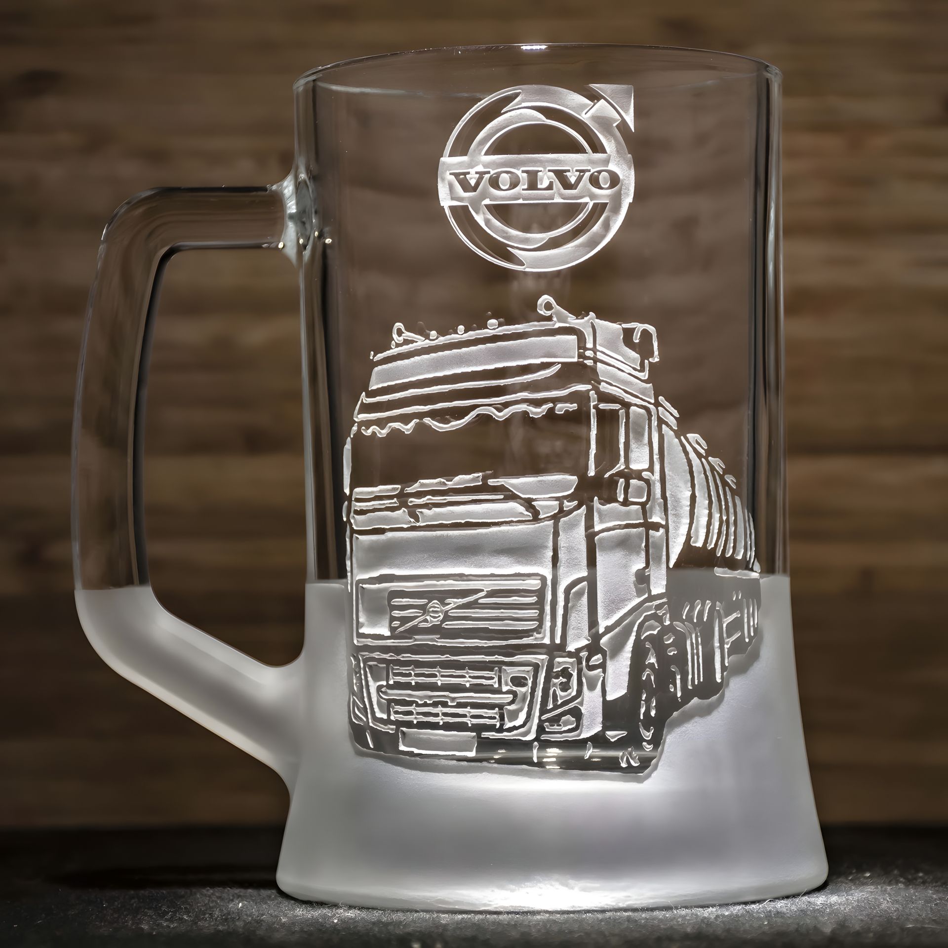 Подарок для дальнобойщика - Бокал с гравировкой VOLVO цистерна бензовоз Подарок для дальнобойщика - Бокал с гравировкой VOLVO цистерна бензовоз