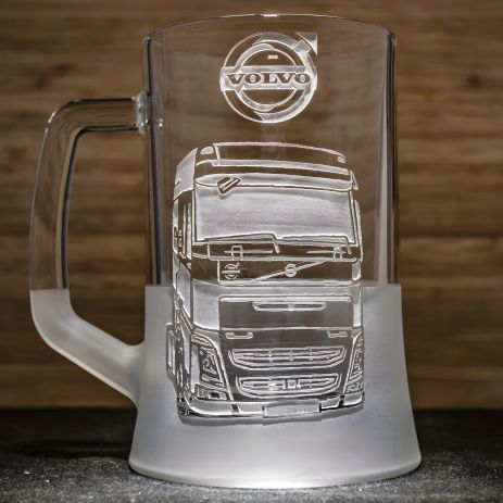 Подарок водителю грузовика - дайльнобойщику - Бокал для пива с гравировкой VOLVO тягач Подарок водителю грузовика - дайльнобойщику - Бокал для пива с гравировкой VOLVO тягач