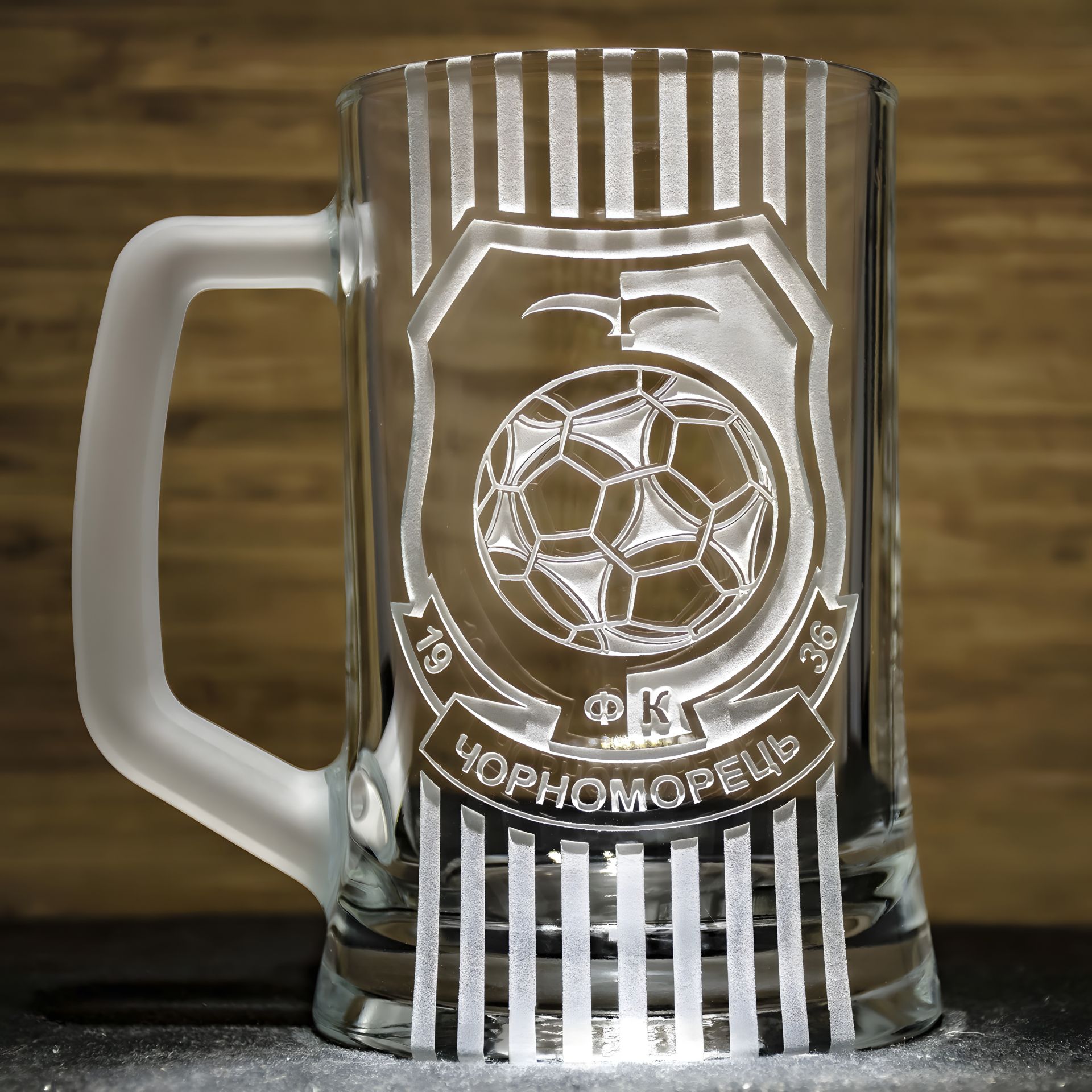 Пивной бокал с гравировкой ФК Черноморец, матовая ручка Пивной бокал с гравировкой ФК Черноморец, матовая ручка