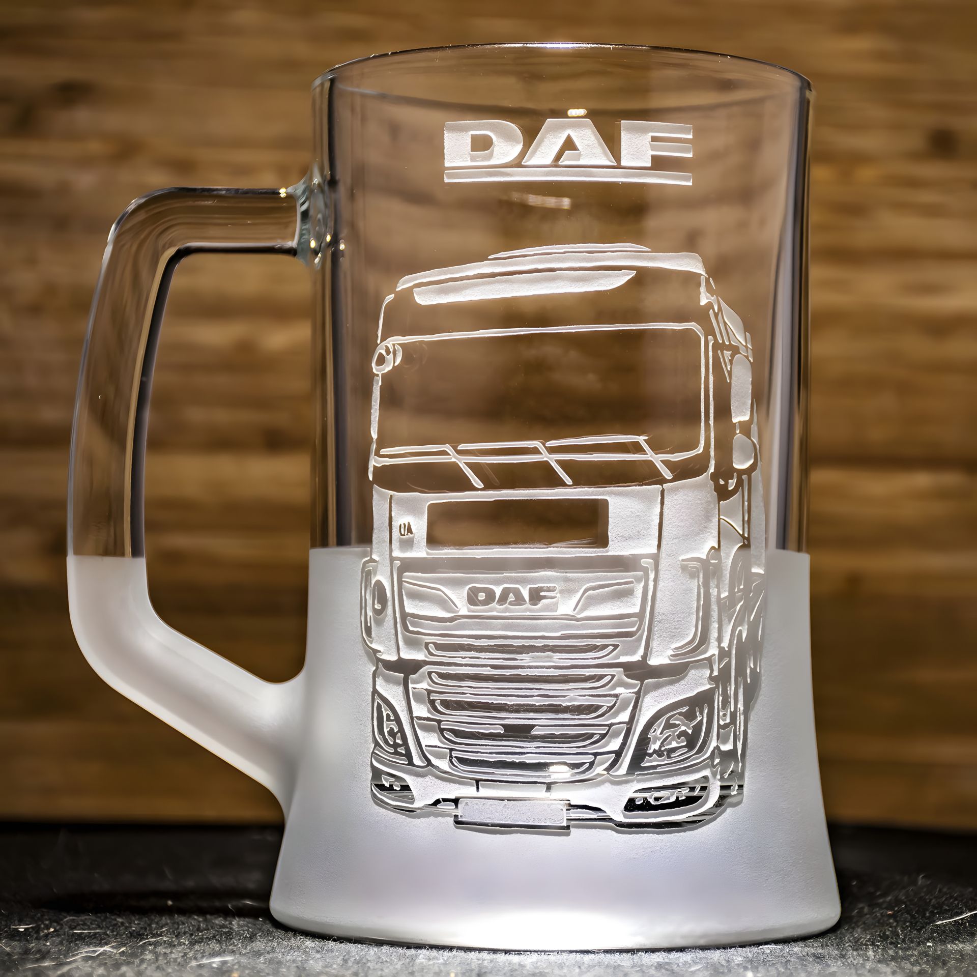 Подарунок далекобійнику - водію вантажівки - Бокал для пива з гравіюванням фура DAF з напівпричепом Подарунок далекобійнику - водію вантажівки - Бокал для пива з гравіюванням фура DAF з напівпричепом