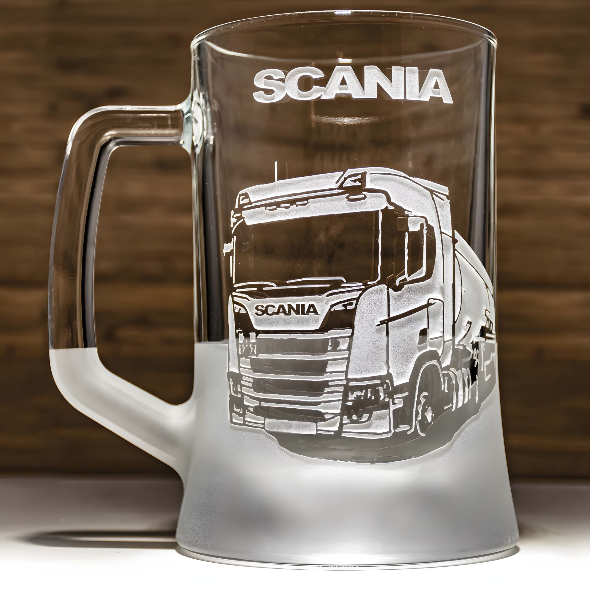 Подарочный бокал для дальнобойщика с гравировкой SCANIA (бензовоз) Подарочный бокал для дальнобойщика с гравировкой SCANIA (бензовоз)