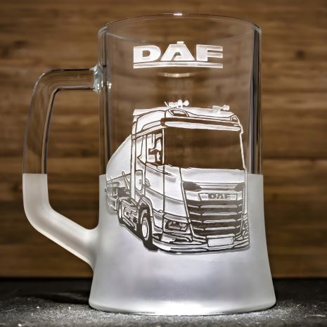 Подарок водителю-дальнобойщику - пивной бокал с гравировкой DAF XG евро 7 бензовоз