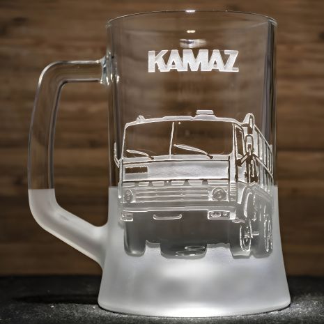 Подарочный бокал для пива с гравировкой грузовика КАМАЗ для водителя
