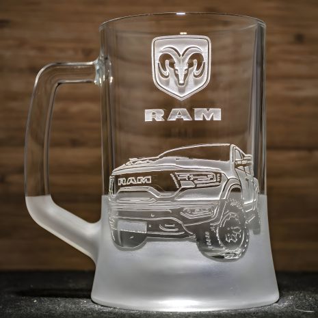 Пивний келих з гравіюванням автомобіля Dodge RAM - чудовий подарунок для автомобіліста