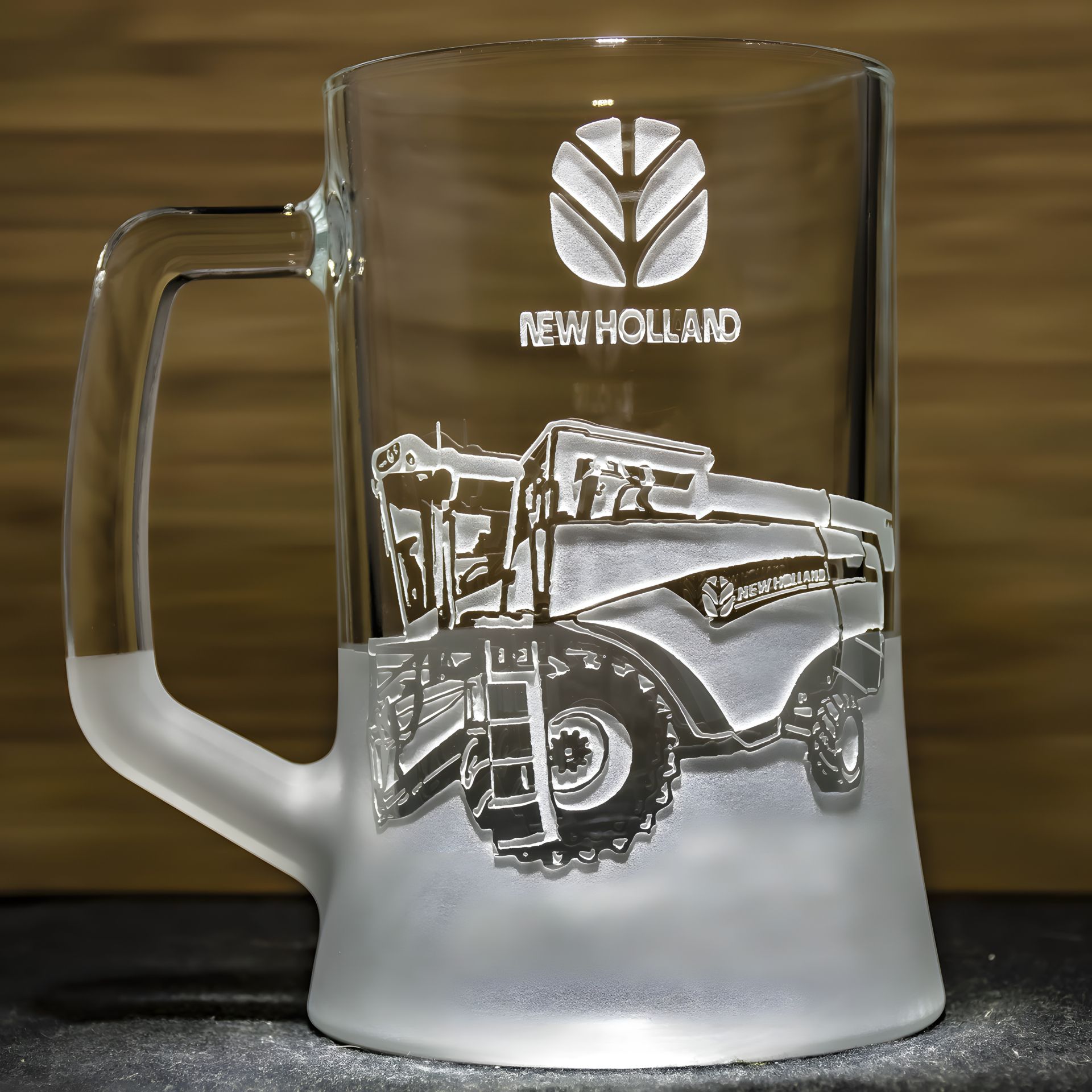 Пивной бокал с гравировкой комбайна New Holland - подарок для комбайнера или фермера Пивной бокал с гравировкой комбайна New Holland - подарок для комбайнера или фермера