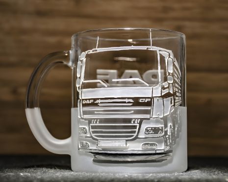 Чашка для чая и кофе с гравировкой "Грузовик и логотип DAF CF"