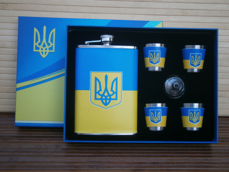 Подарочный набор Герб Украины карманная фляжка со стаканами и заливкой из нержавеющей стали Подарочный набор Герб Украины карманная фляжка со стаканами и заливкой из нержавеющей стали