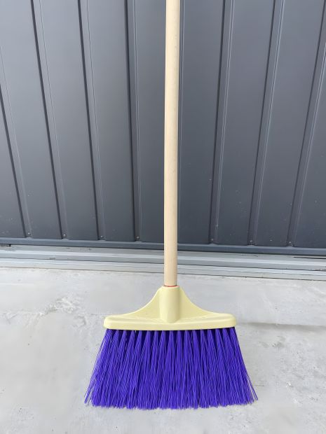 Мітла MIDI лакована з фіолетовою дерев'яною ручкою Мітла MIDI лакована з фіолетовою дерев'яною ручкою