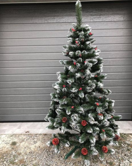 Елка "Кармен" с красными шишками и красными жемчужинами (калиной)