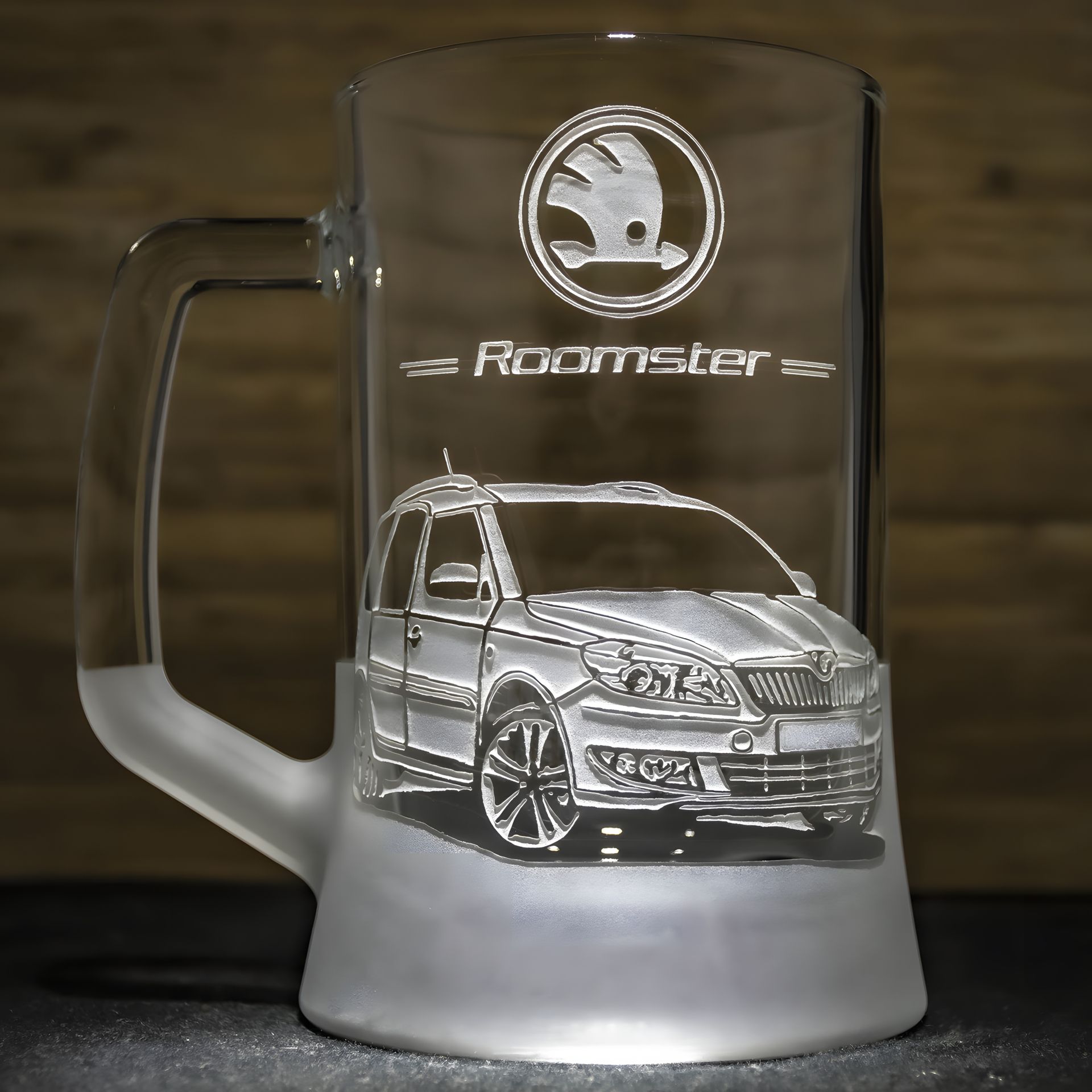 Сувенірний бокал для пива з гравіюванням Skoda Roomster Шкода Румстер - подарунок для автомобіліста Сувенірний бокал для пива з гравіюванням Skoda Roomster Шкода Румстер - подарунок для автомобіліста