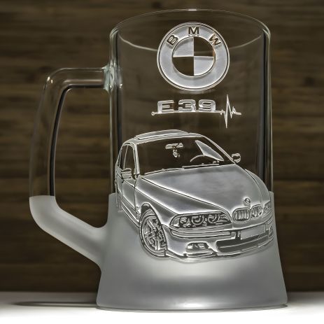 Автомобилисту в подарок: бокал для пива с гравировкой BMW E39 SandDecor