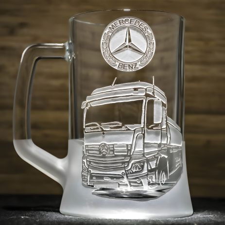 Подарок для дальнобойщика: пивной бокал с гравировкой "Mercedes бензовоз цистерна"