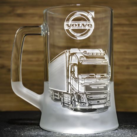 Подарок водителю грузовика - дайльнобойщику - Бокал для пива с гравировкой VOLVO фура с полуприцепом