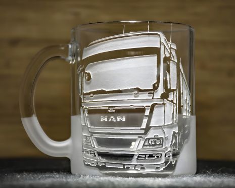 Чашка для кави та чаю з логотипом MAN і гравіюванням вантажівки