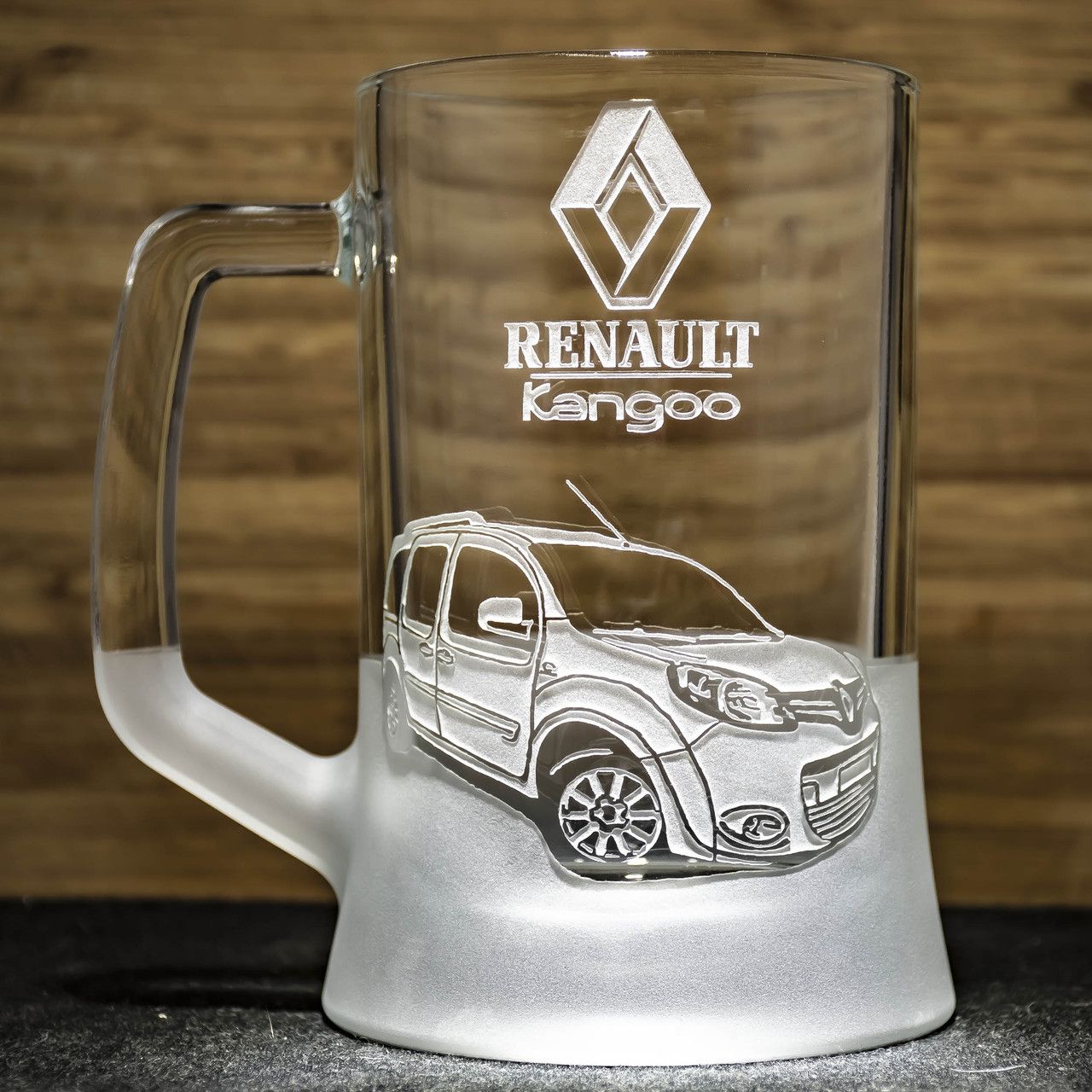 Пивний келих з гравіюванням автомобіля Renault Kangoo Рено Кенго - подарунок для автомобіліста Пивний келих з гравіюванням автомобіля Renault Kangoo Рено Кенго - подарунок для автомобіліста