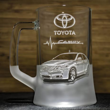 Подарочный пивной бокал с гравировкой автомобиля Toyota Camry 40