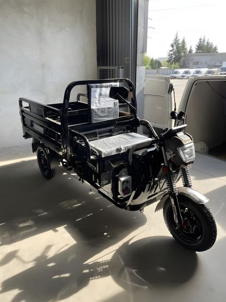 Электрический грузовой трицикл FORTE JH-1200 в черном цвете
