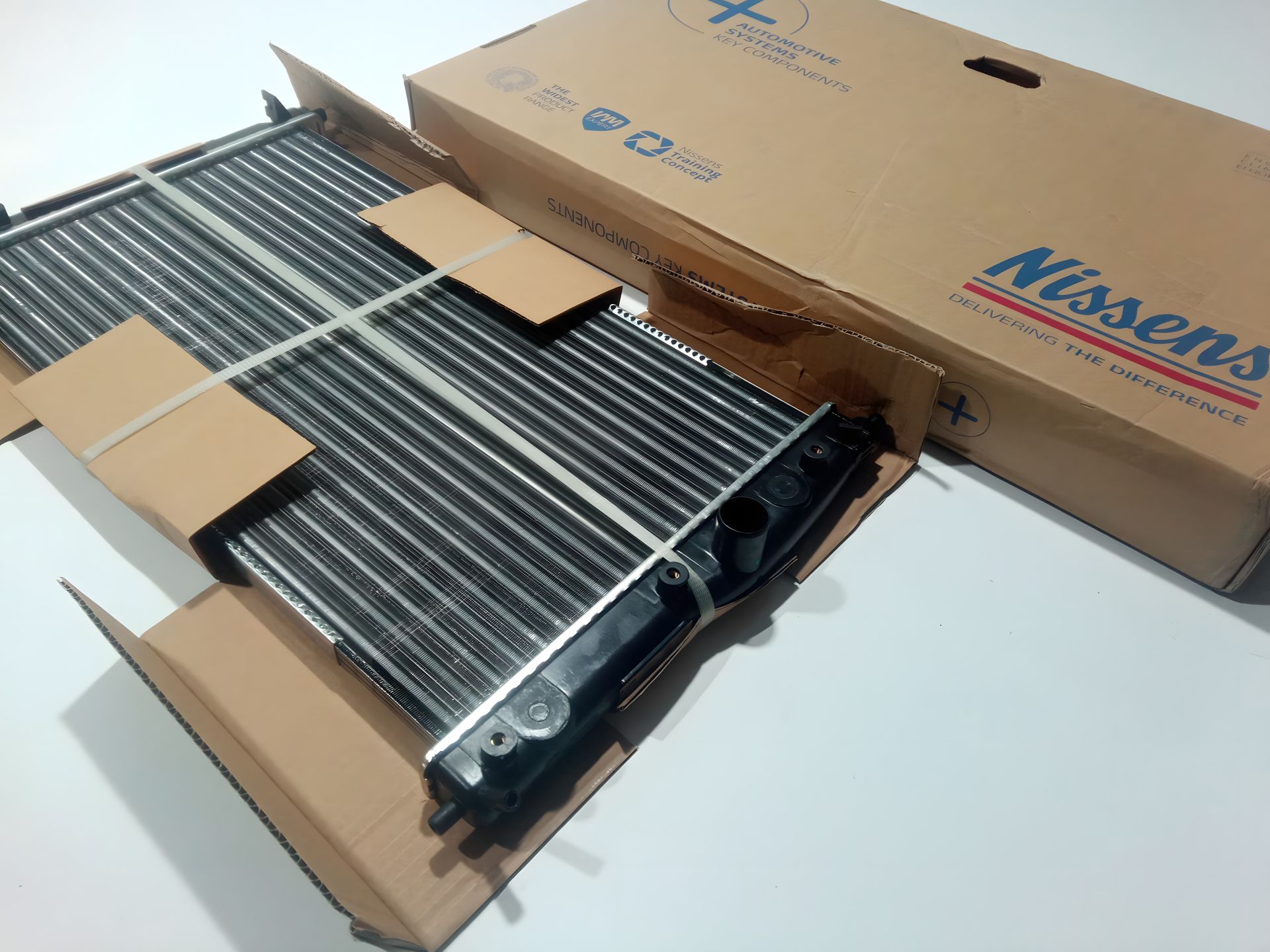 Охолодження радіатор (з конд.) Lanos, NISSENS (61654) (96182261) Охолодження радіатор (з конд.) Lanos, NISSENS (61654) (96182261)