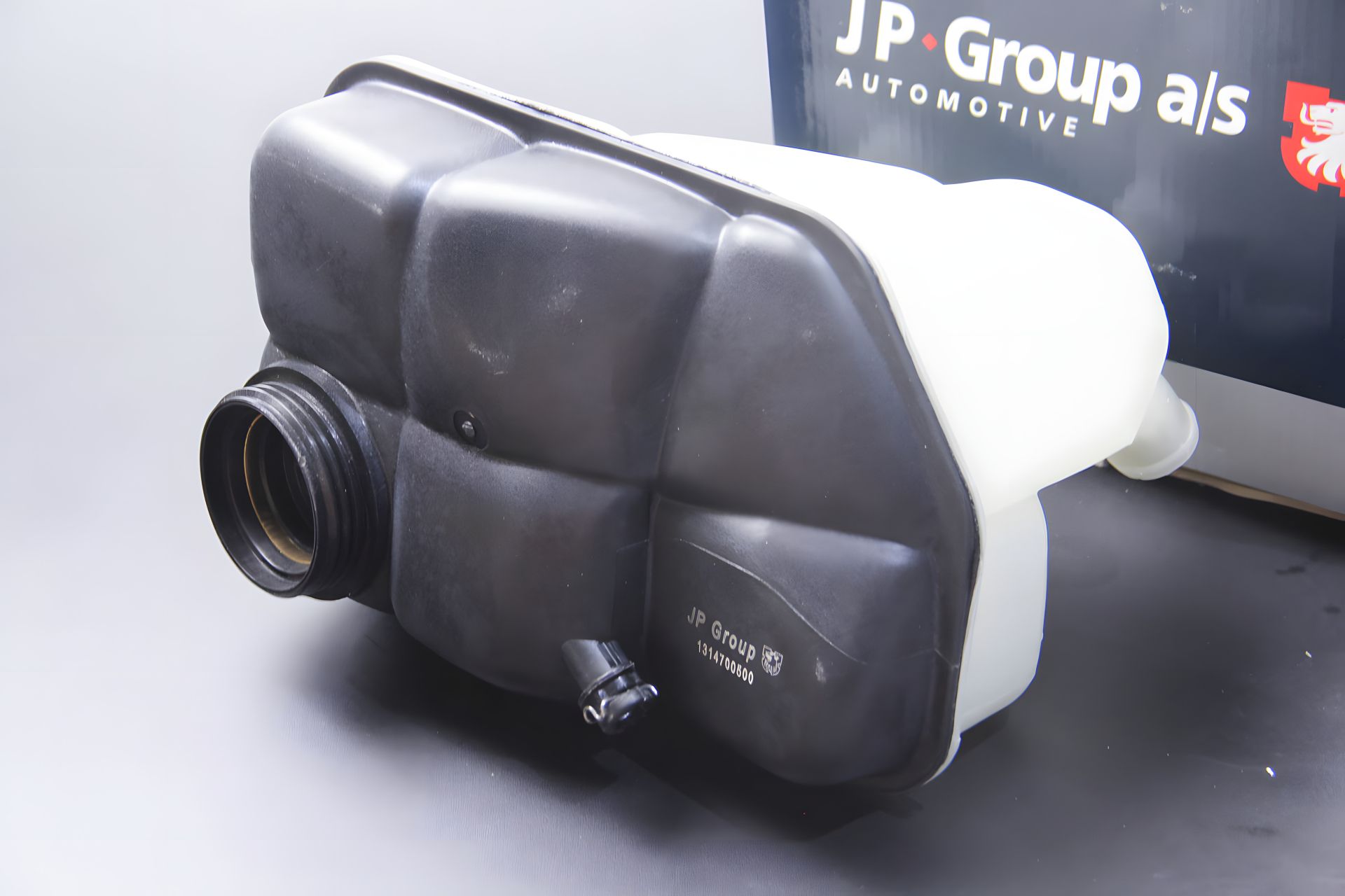 Расширительный бачок радиатора MB W211/219 02-12, JP Group (1314700500) Расширительный бачок радиатора MB W211/219 02-12, JP Group (1314700500)