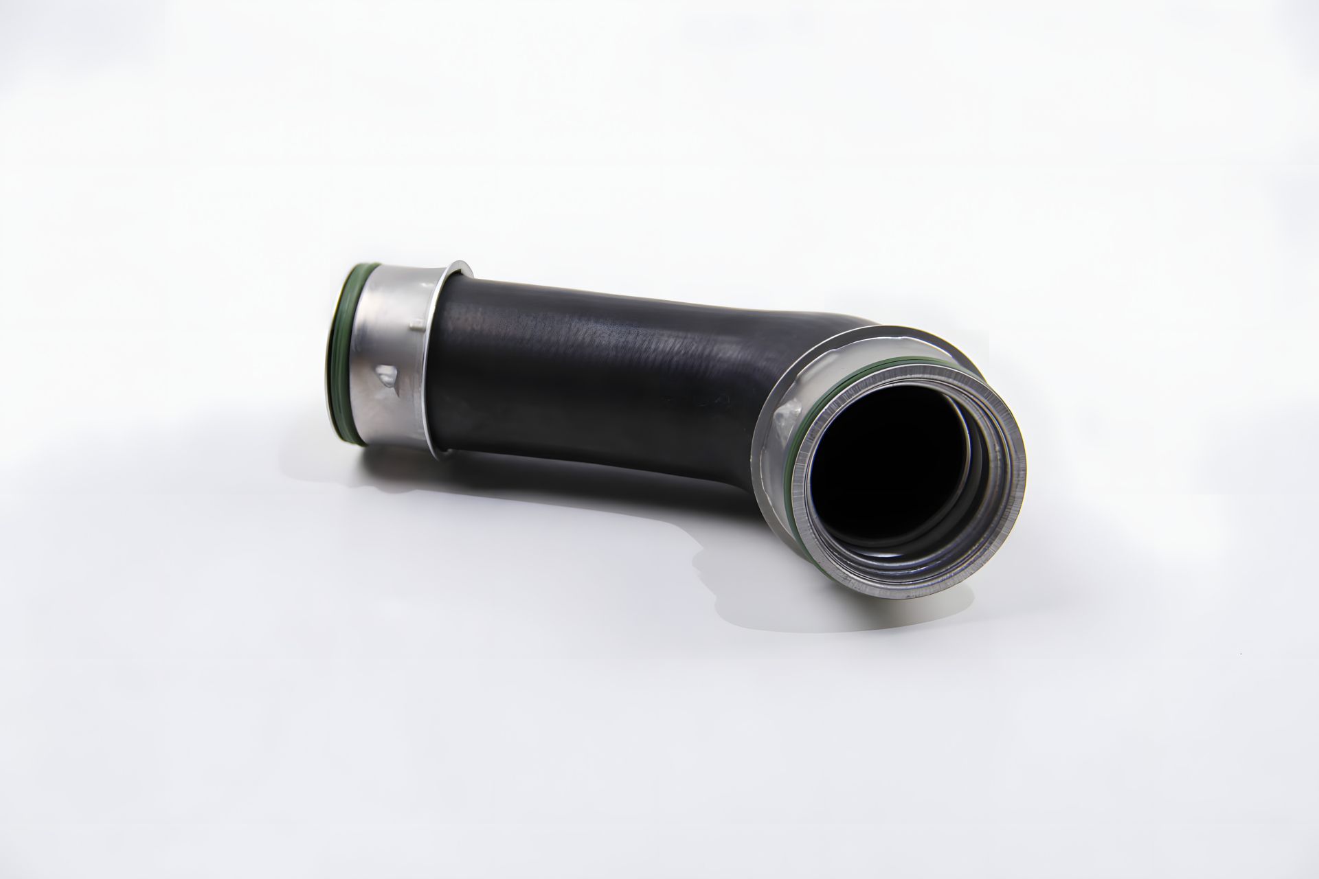 Патрубок інтеркулера T5 1.9TDI верх. R, JP Group (1117704300) Патрубок інтеркулера T5 1.9TDI верх. R, JP Group (1117704300)